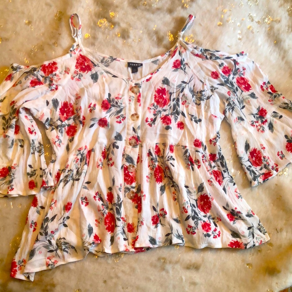 🚮Torrid floral cold shoulder top.